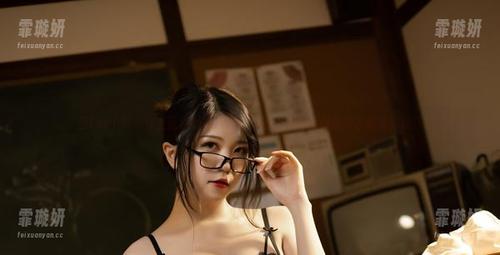 Leah梓未 当Leah梓未穿上蓝色妖姬,高定义图册看得我都想冲去给她指路!