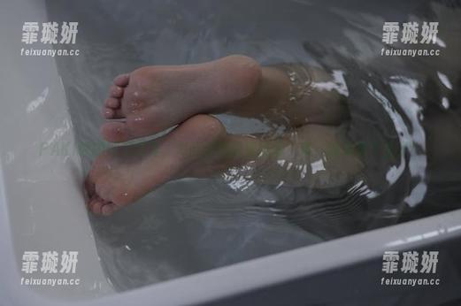 PAKI酱的浮沉写真，怎能不选做壁纸呢？咳，这太有个性了！