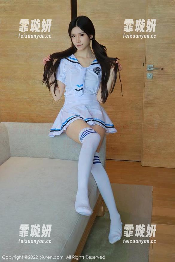 Xiuren秀人网 - 制服图集，四月月在这里玩转造型，真想问她这种取景是从哪儿找来的灵感。
