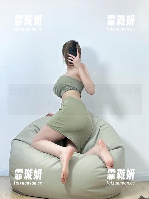 微密圈 - 乙醇子，霓虹灯下的“身材画册”，下载了能不能背过来？