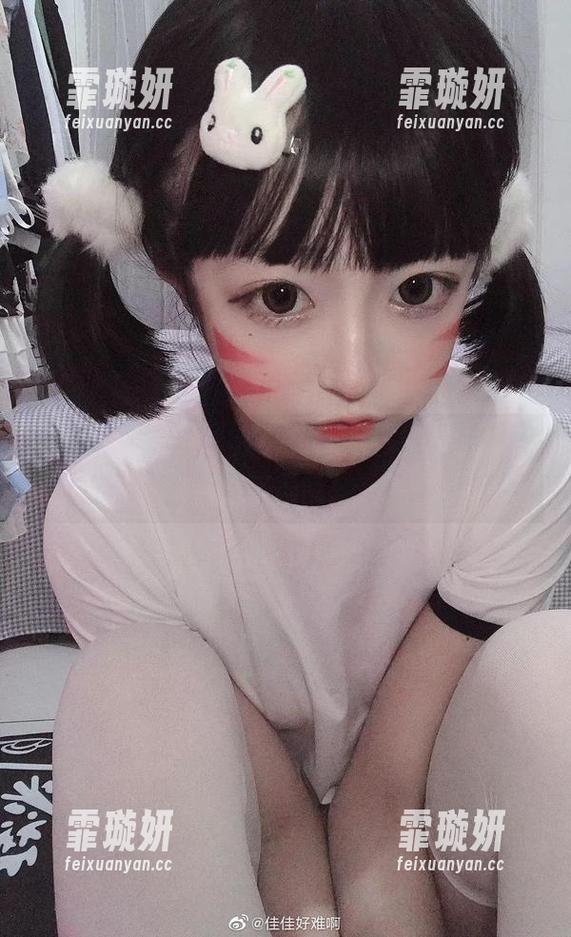 佳佳好难啊护士变装秀，图包里藏着啥？快来揭晓！