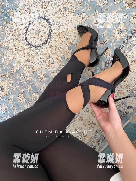 微密圈 - 原图里的宸大小姐：白皙小脚，走路都带风！