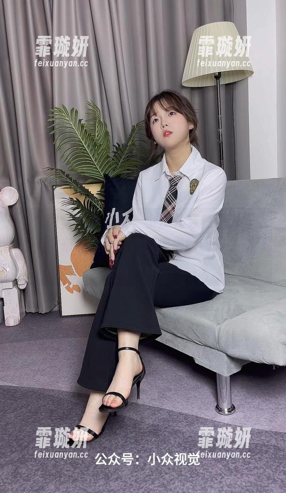 小众视觉 - 职业装，小琳儿穿着一副好像在开发布会的样子，图库里的调调，果真值得一分享！