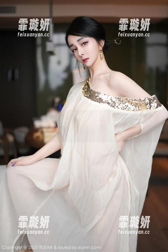 尤蜜荟 - 看到娜露水手服的美图，图包里满是青春的味道