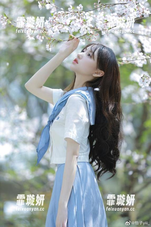 怡子yiii 高清户外写真,怡子yiii在野外的每个角落都透着不一样的味道。