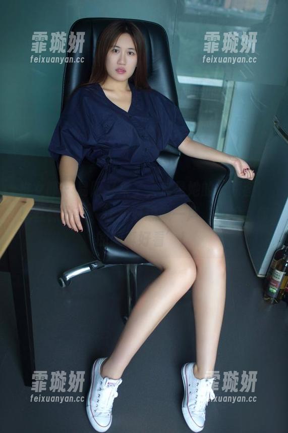 推女郎 - 易阳又来了，这是她的‘原图’！丝袜分享，让我好想喊一声‘姐姐，你的腿真好看’！