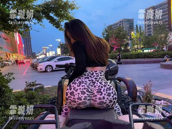 禅雨儿Lynne 微密圈 - 禅雨儿Lynne的美脚合集,让我不禁陷入深深的‘脚步’思考中!
