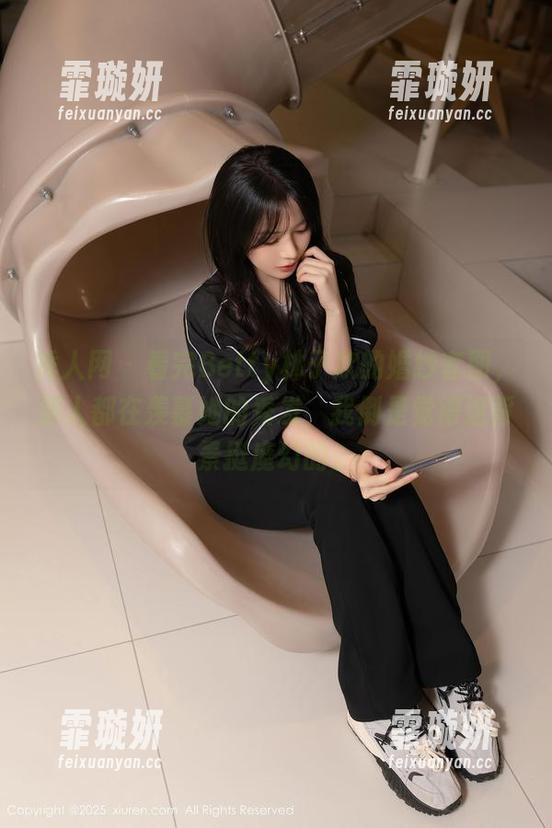 秀人网-Betty林子欣 秀人网 - 看完Betty林子欣的婚纱套图,别人都在羡慕她的秀发,我倒是觉得这背景挺魔幻的。
