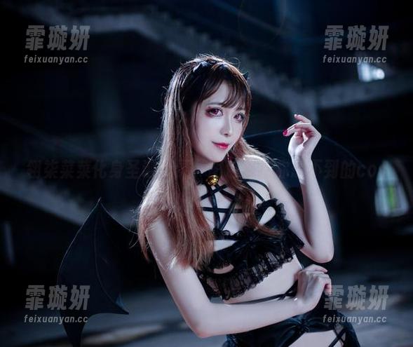 翎柒菜菜化身圣诞精灵，图包里有你想不到的cos