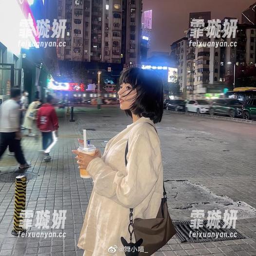 舞小喵 这组办公室图集,舞小喵竟然把咖啡机当成了模特?