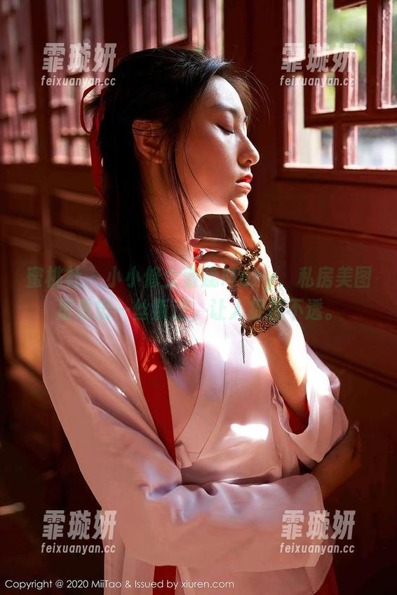 蜜桃社 - 小小修女蜜蕊Mary，私房美图里透出一丝叛逆，让人捉摸不透。
