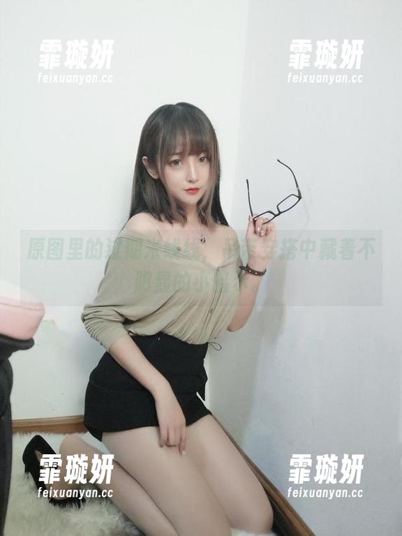 过期米线线 原图里的过期米线线,吊带穿搭中藏着不明显的小暗示。