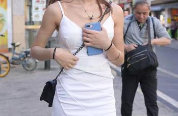 魔镜街拍 - 婷婷的粉裙与销售39度，让我们一起解锁这日常——原图已就位！